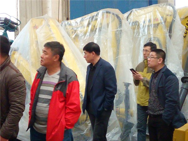 蓋主任、宋主任在看倉庫內進口吊機情況 蓋主任、宋主任在看倉庫內進口吊機情況