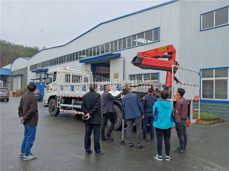 我公司技術人員講解車輛操作注意事項及使用規(guī)范 我公司技術人員講解車輛操作注意事項及使用規(guī)范