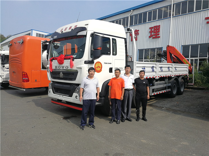 平陰縣計量所領導在DWJ5313JJH計量檢衡車前合影 平陰縣計量所領導在DWJ5313JJH計量檢衡車前合影