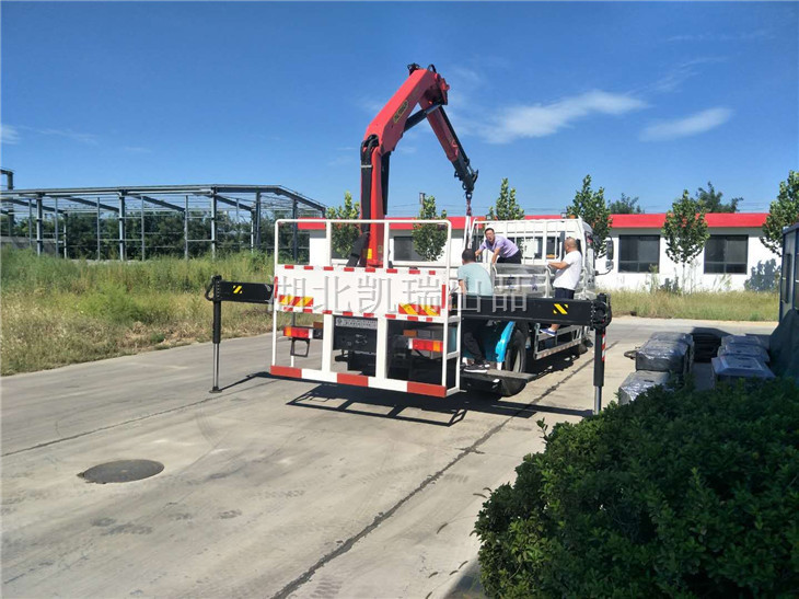 河北省計量監督檢測研究院工作人員裝配砝碼 河北省計量監督檢測研究院工作人員裝配砝碼