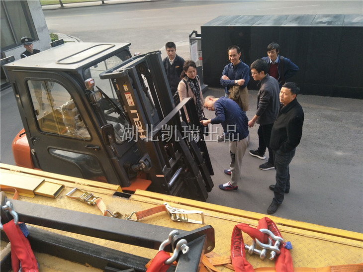 自貢計量所領導對計量檢衡車驗收 自貢計量所領導對計量檢衡車驗收