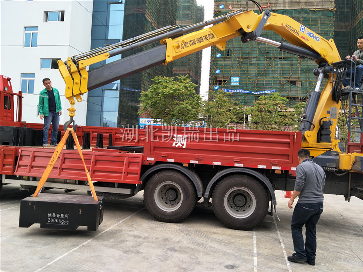 廣西橫縣計量所檢衡車吊裝砝碼作業 廣西橫縣計量所檢衡車吊裝砝碼作業