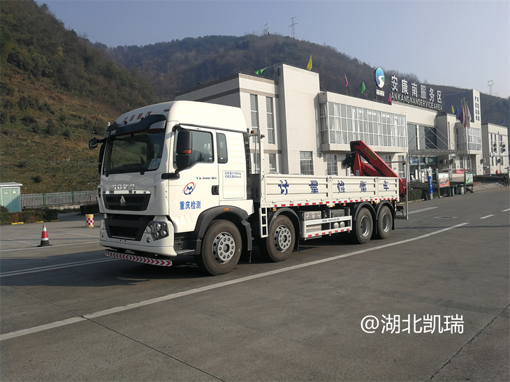 檢衡車途徑安康南服務區修整 檢衡車途徑安康南服務區修整